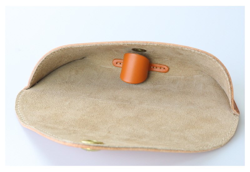 IL BISONTE（イルビゾンテ） メガネケース レザーフラップ眼鏡ケース