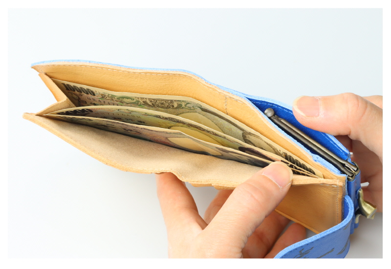 IL BISONTE（イルビゾンテ） 財布 ロゴプリント 2つ折りがま口フラップ