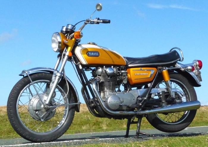 絵画風 壁紙ポスター (はがせるシール式) ヤマハ XS650 XS-1 初期型 1970年 黄 オレンジ バイク キャラクロ  YXS1-004A1(A1版 830mm×585mm)＜日本製＞