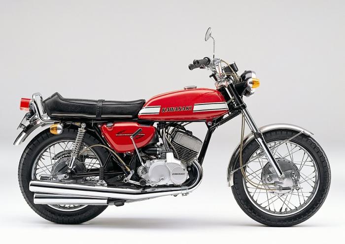 絵画風 壁紙ポスター (はがせるシール式) カワサキ 500-SS H1 マッハ3