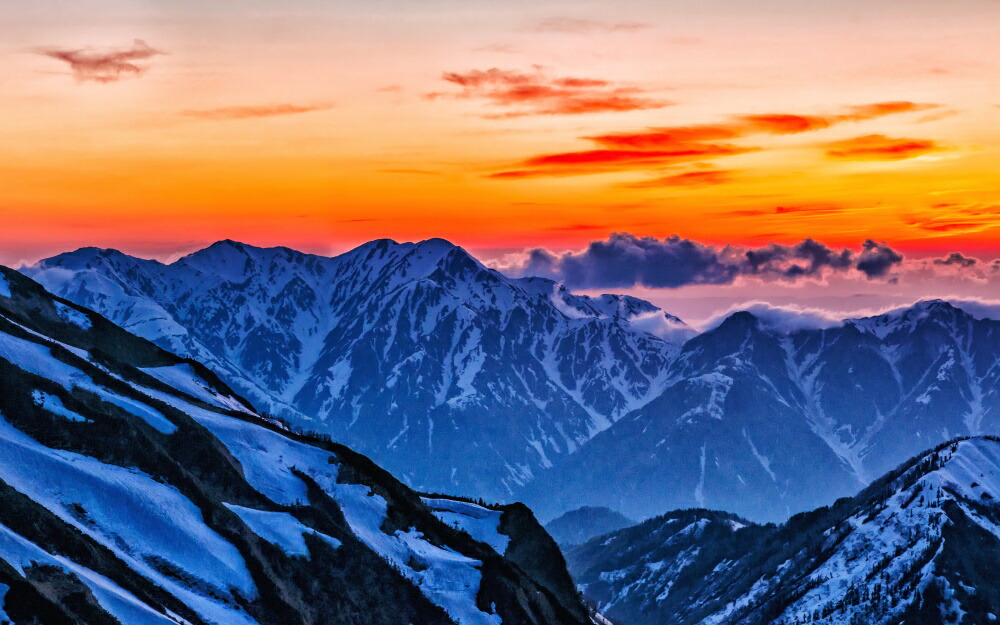 絵画風 壁紙ポスター (はがせるシール式) 立山連峰 毛勝三山の夕焼け冬