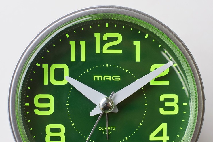 ノア精密 置き時計 銀メタリック 自動点灯目覚まし時計 光助 コウスケ