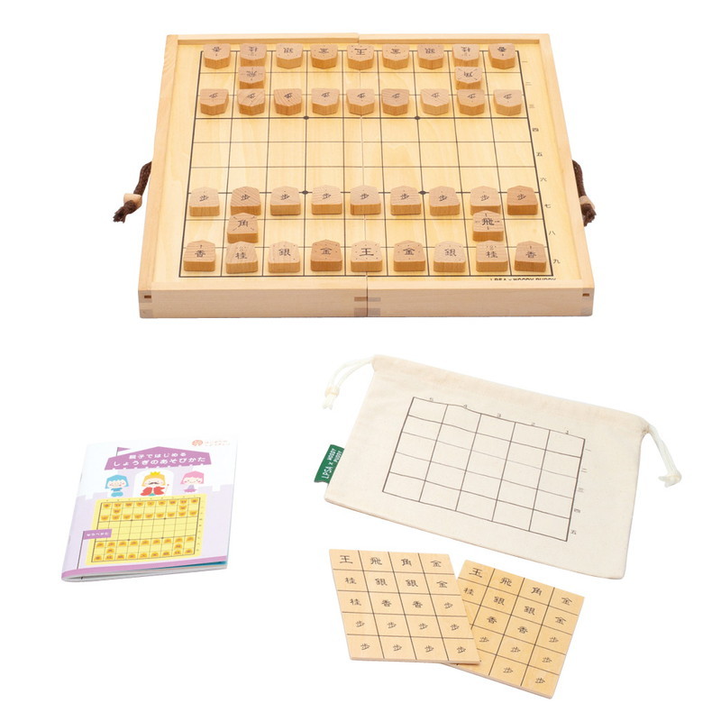 大事に使って来た木彫り駒の将棋道具セットです。。