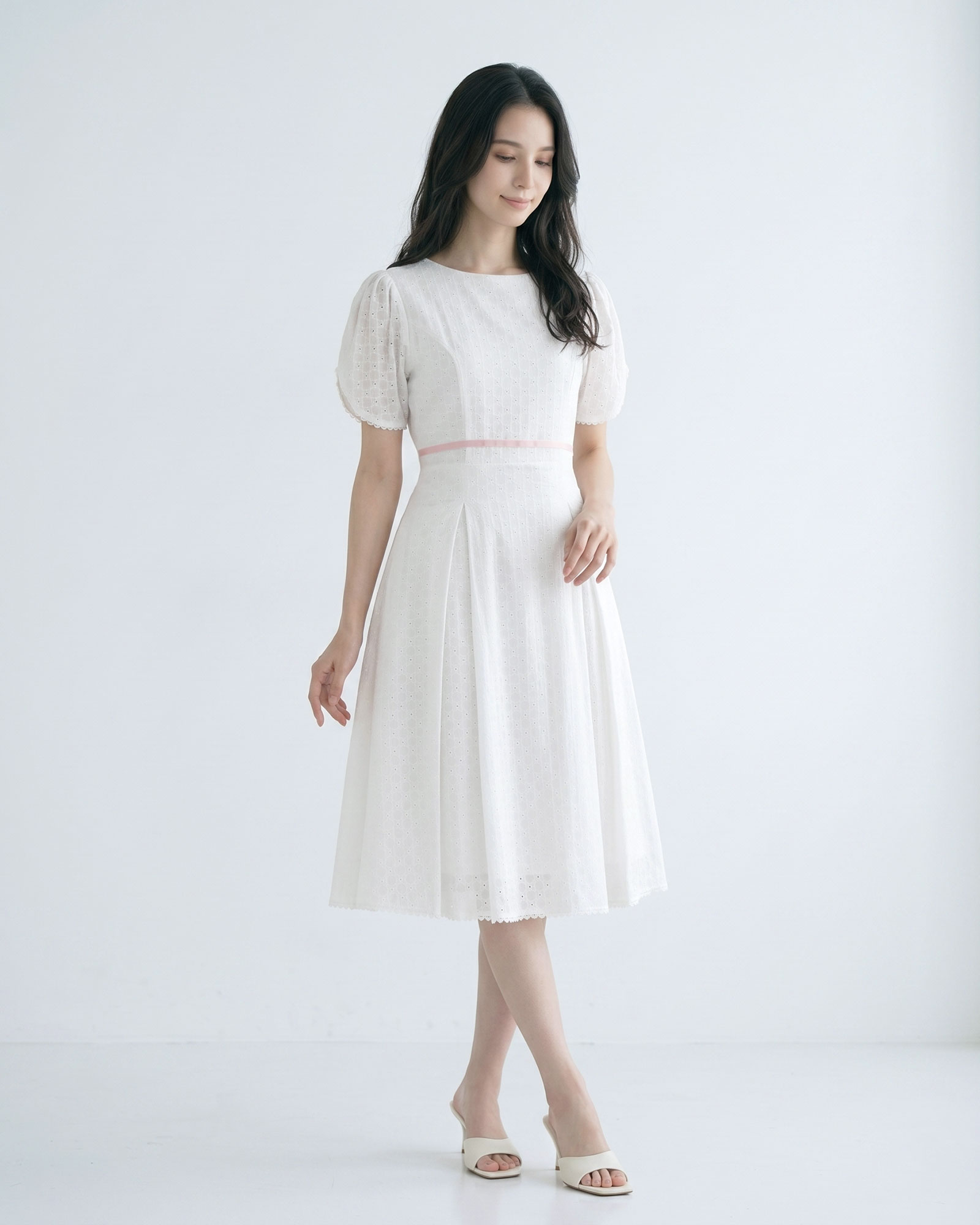 ワンピ―スを着た女性の全身画像