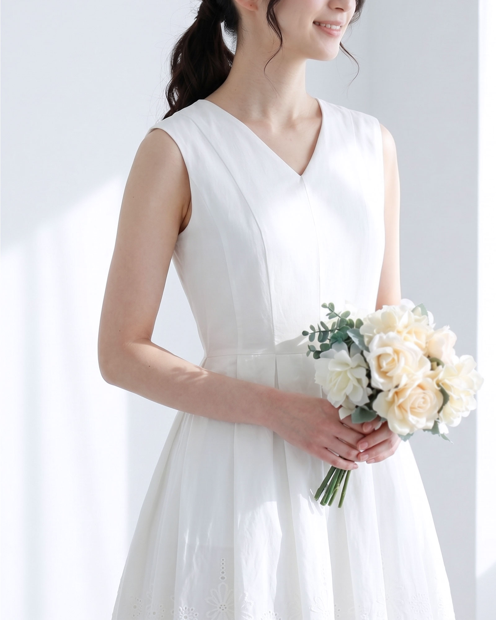 ノースリーブワンピ―スを着た女性の全身画像