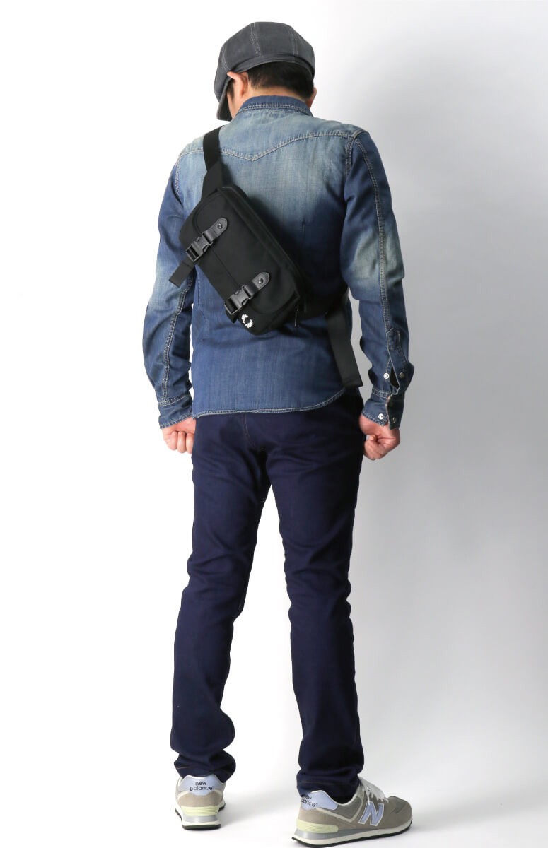 FRED PERRY（フレッドペリー）クロスボディバッグ L5256 ウエスト FRED PERRY (フレッドペリー) コントラスト テープ クロス