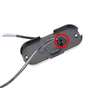 2.電源ケーブルを通す