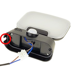 4.切り欠きから電源ケーブルが通せます