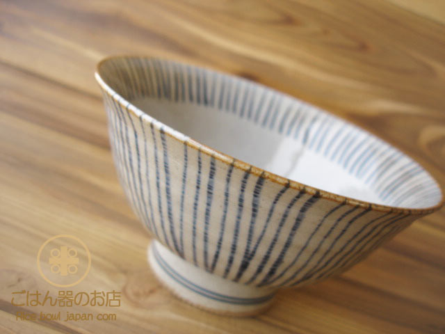 時代物青白いストライプの陶器の茶碗 時代物青白いストライプの陶器の茶碗 - メルカリ