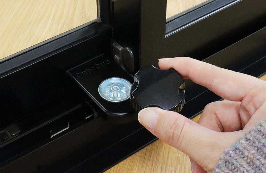 つまみを外して2重ロック