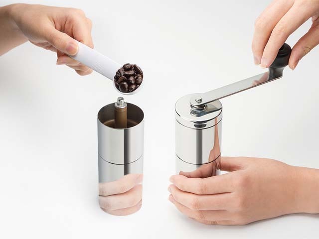 コーヒー豆を投入してハンドルを手動で回転