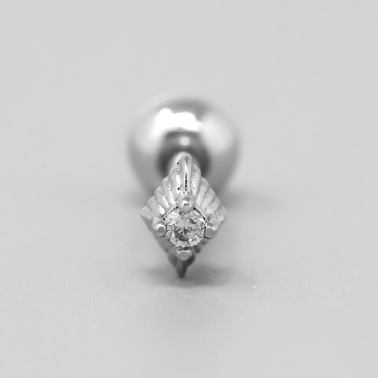 軟骨ピアス 16G ボディピアス ダイヤ ひし形 小さい ジュエル 小さめ おしゃれ ストレートバーベル ステンレス 片耳用 | 凛 RIN | 01