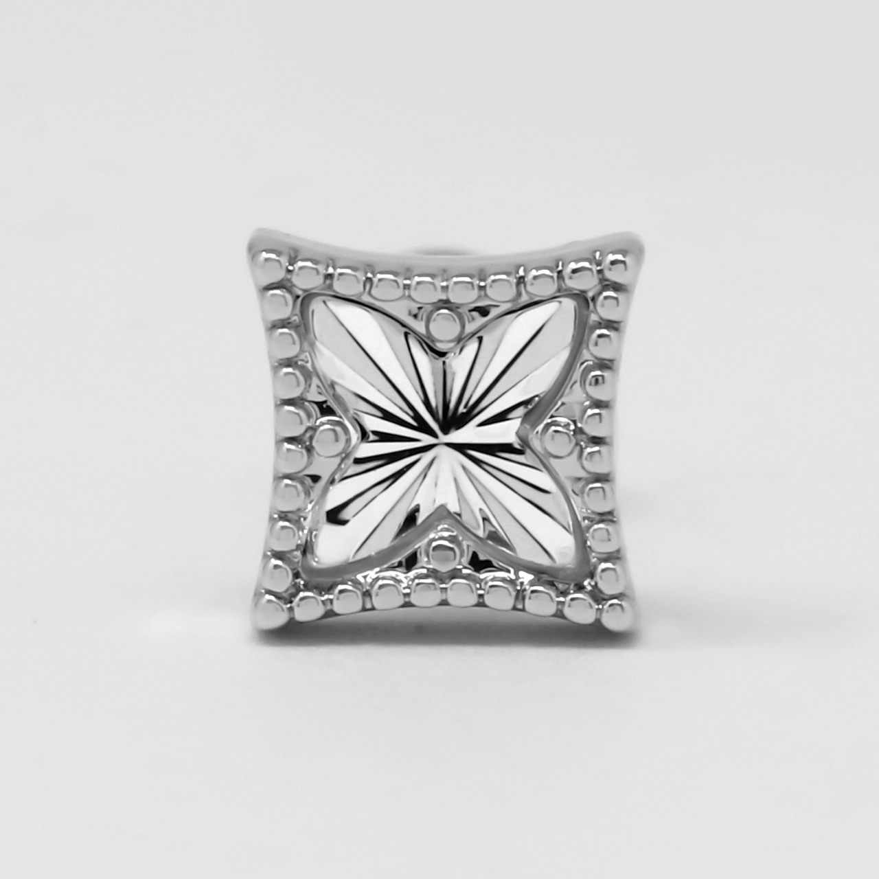 軟骨ピアス 16G ボディピアス スクエア 四角 シンプル スタイリッシュ ストレートバーベル サージカルステンレス 片耳用 | 凛 RIN | 01