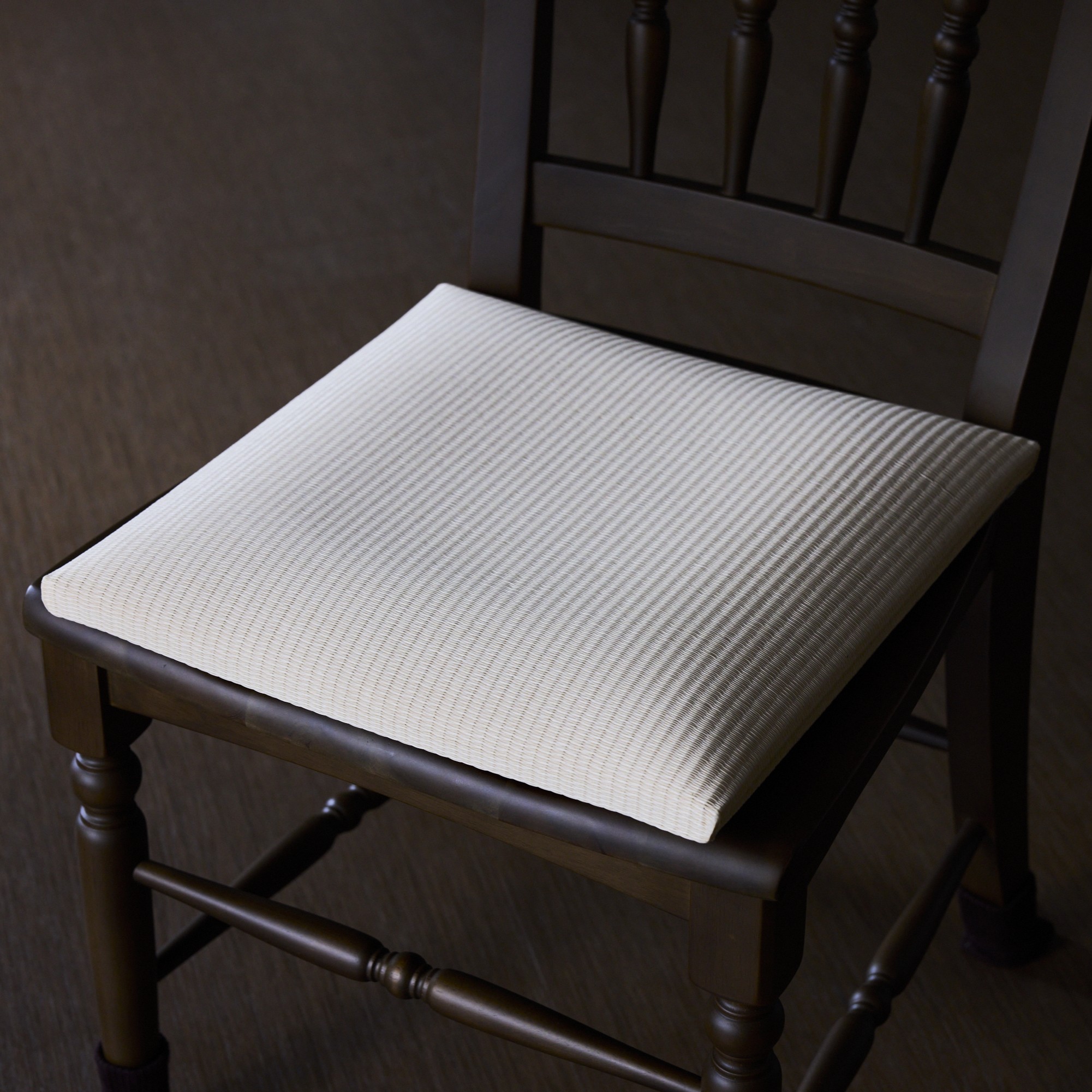 畳クッション 39×39cm 厚さ5cm 4枚 国産 チェアクッション ソファ 樹脂畳 水拭きOK 和モダン 高反発 置き座布団 すべり止め 座椅子 座敷 居酒屋 宴会場 美禅の画像