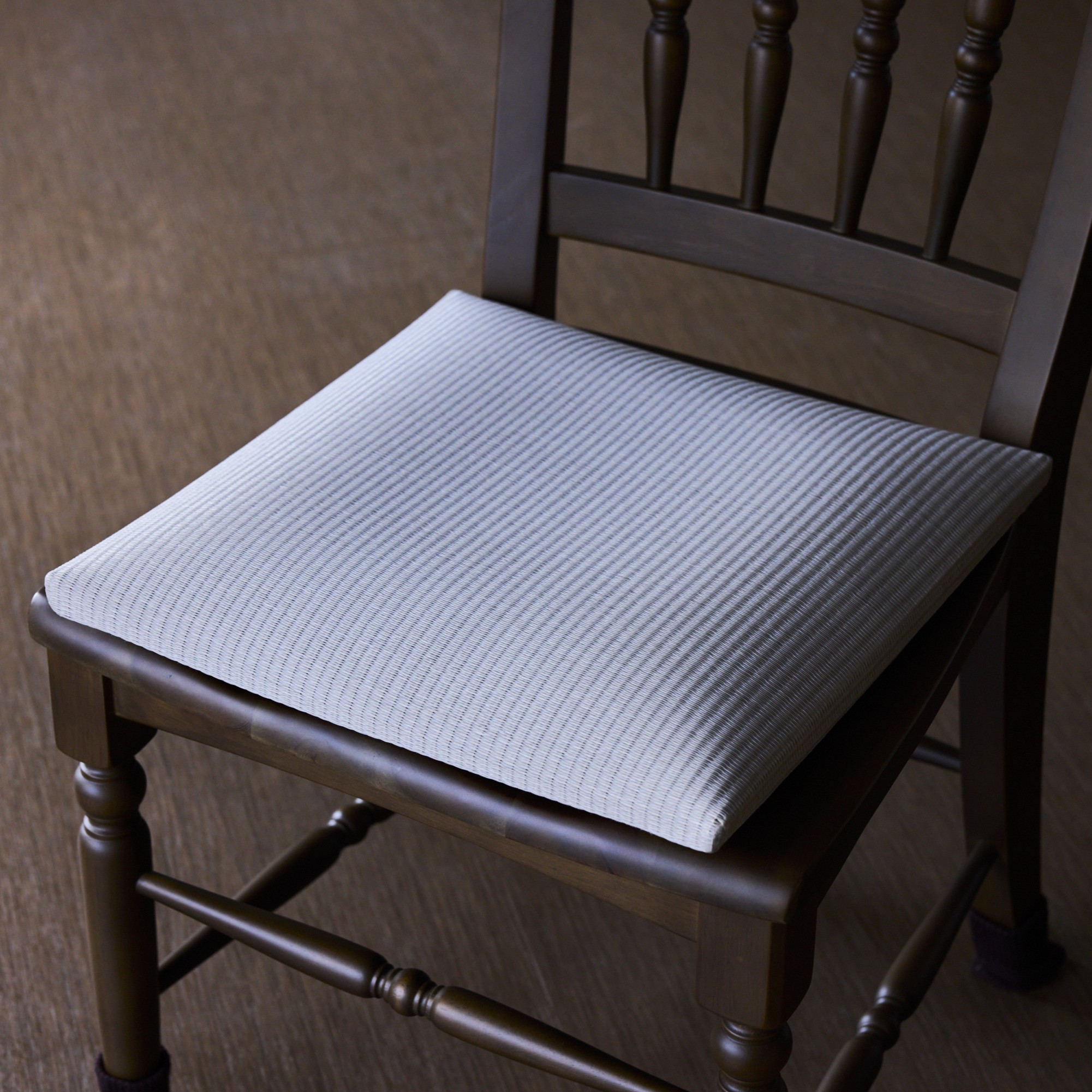 畳クッション 39×39cm 厚さ5cm 4枚 国産 チェアクッション ソファ 樹脂畳 水拭きOK 和モダン 高反発 置き座布団 すべり止め 座椅子 座敷 居酒屋 宴会場 美禅の画像