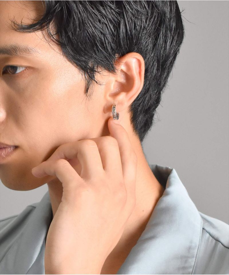 VERSACE ゴールド フックピアス ライオンヘッド VERSACE ゴールドライオンフープピアス - メルカリ