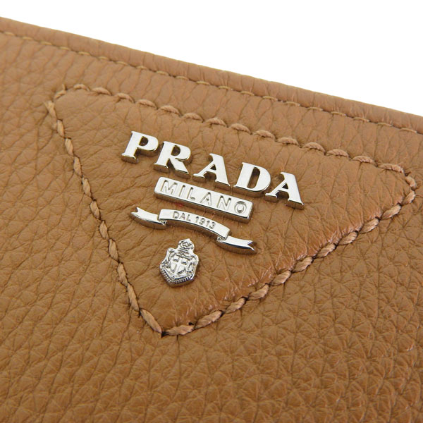 【美品】PRADA　二つ折り財布　キャメル　金ロゴ 上品で、コンパクトに収納しやすいPRADAサフィアーノ 二つ折り財布