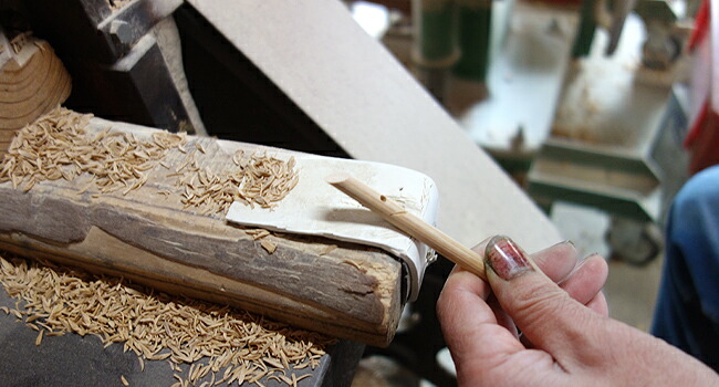 細い箸先を削り出す職人の技