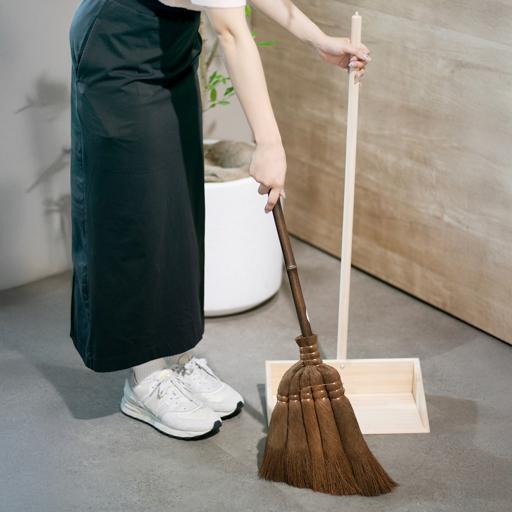 山本勝之助商店】手作り木製ちりとり 無垢(紀州檜)・ブラウン/&7玉長柄