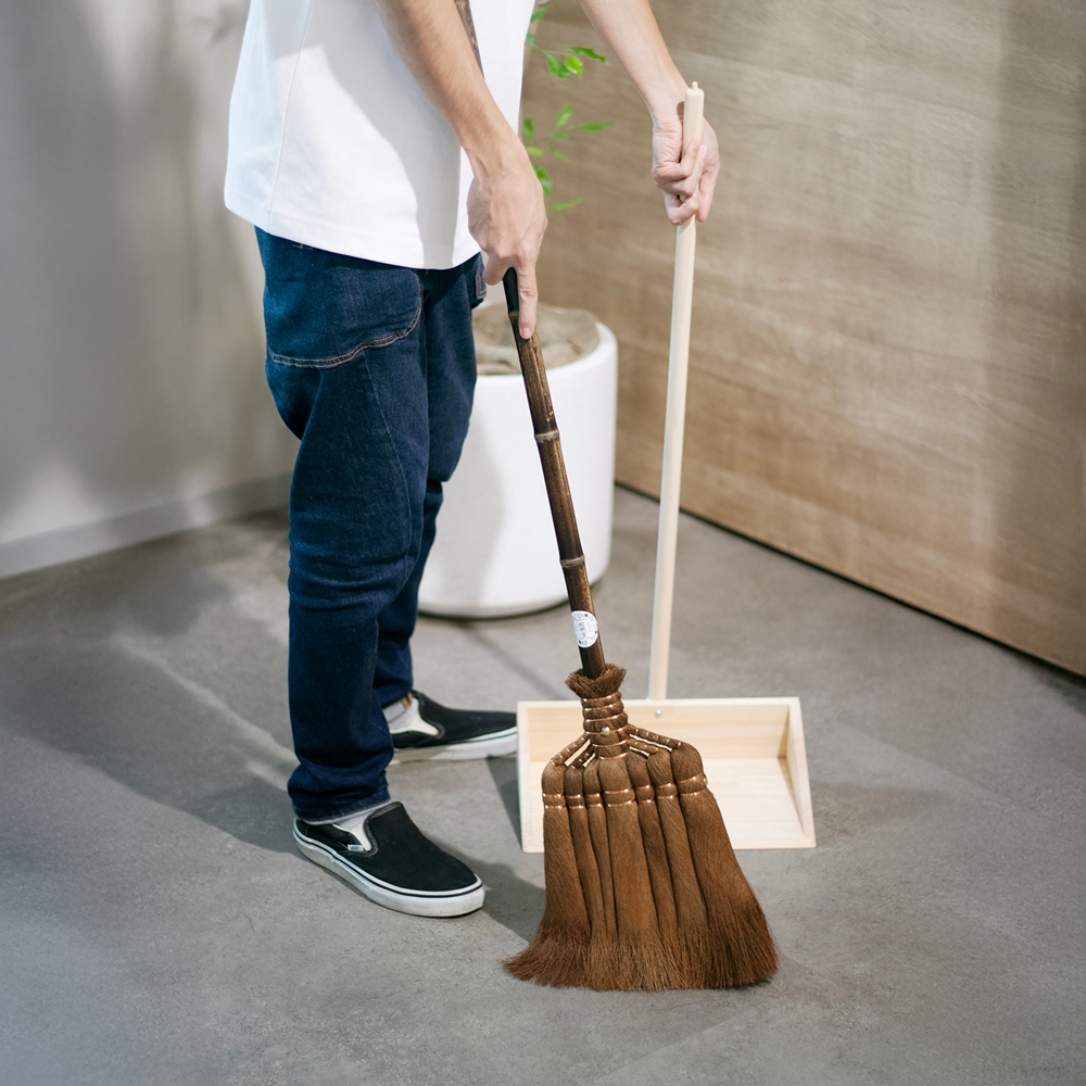 山本勝之助商店】手作り木製ちりとり 無垢(紀州檜)・ブラウン/&7玉長柄