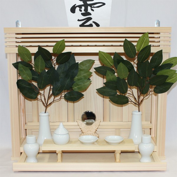 モダン神棚 洋風神棚 桧 神棚セット 神前用具7種セット小と造花榊付き 白木桧無塗装初めて神棚をお祀りする方にお勧めの国産ヒノキ材神棚 です 屋根後側が開閉可能で 御神札が簡単に収納できます 神棚主要材 東濃桧製 Kamidana Hinoki 08 Set2 国産東濃檜製壁掛け