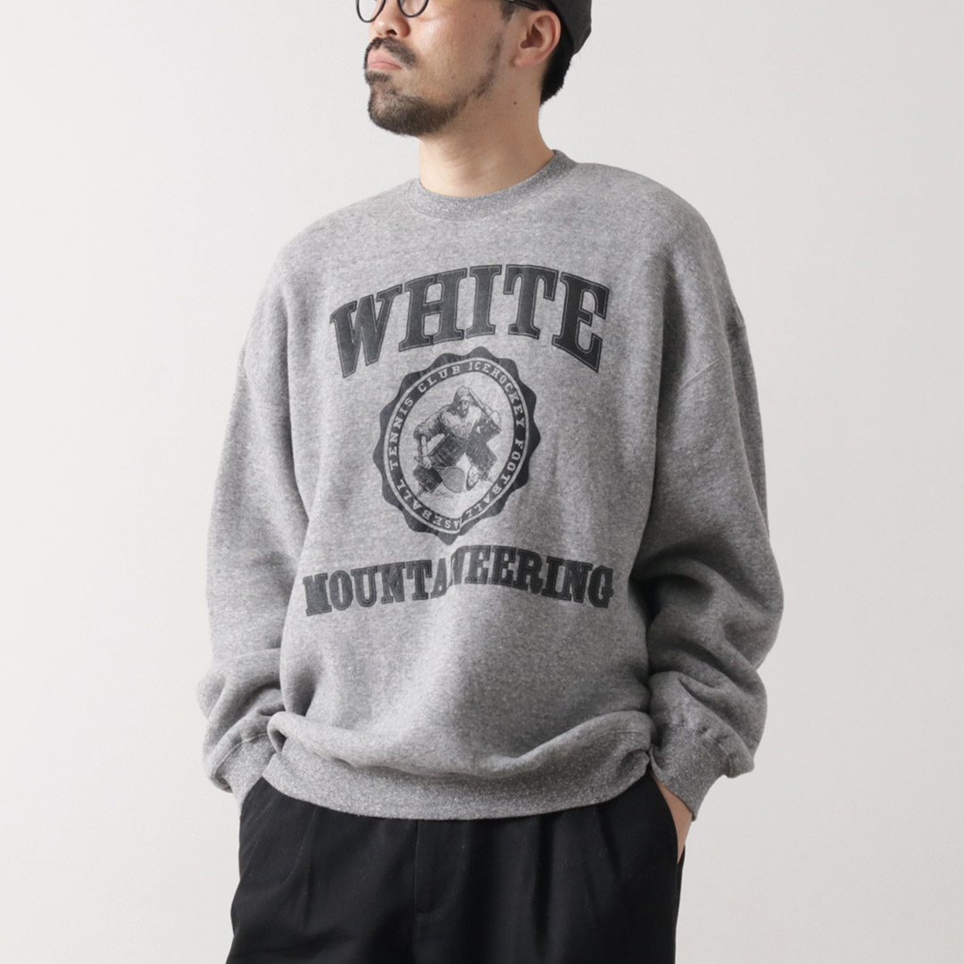 WHITE MOUNTAINEERING（ホワイトマウンテニアリング） カレッジロゴ スウェット / メンズ 長袖 プリント オーバーサイズ 裏起毛 | WHITE MOUNTAINEERING | 01