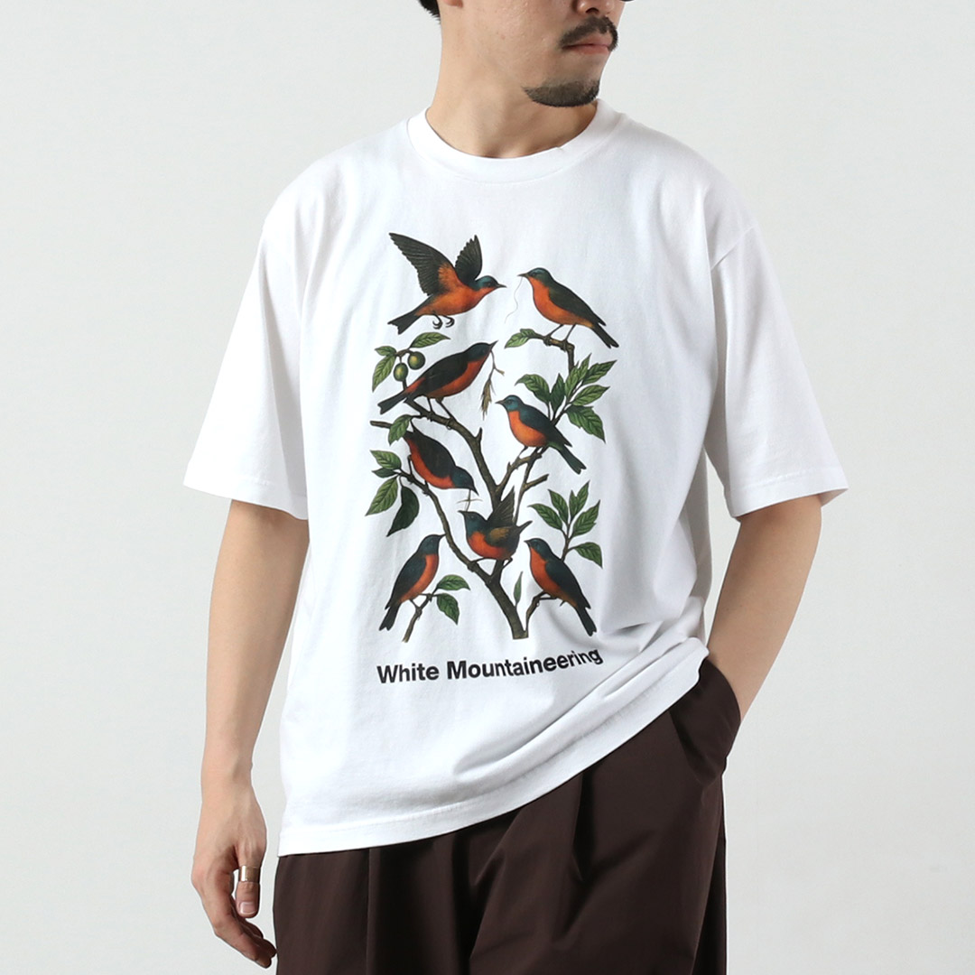 WHITE MOUNTAINEERING（ホワイトマウンテニアリング） ハミングバード Tシャツ 日本製 / メンズ 半袖 プリント | WHITE MOUNTAINEERING | 01