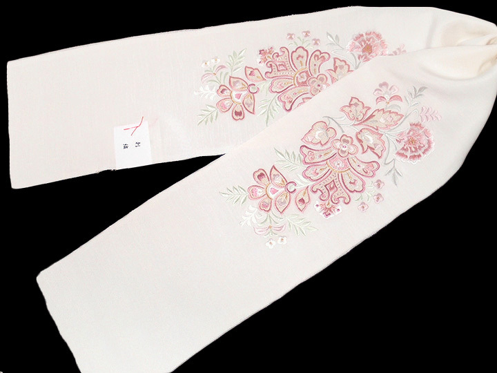 yurimama 様✨豪華な花々デザイン　高級刺繍半襟✨少々訳あり　日本製　新品 yurimama 様珍しいチューリップのデザイン華やかな刺繍半襟日本