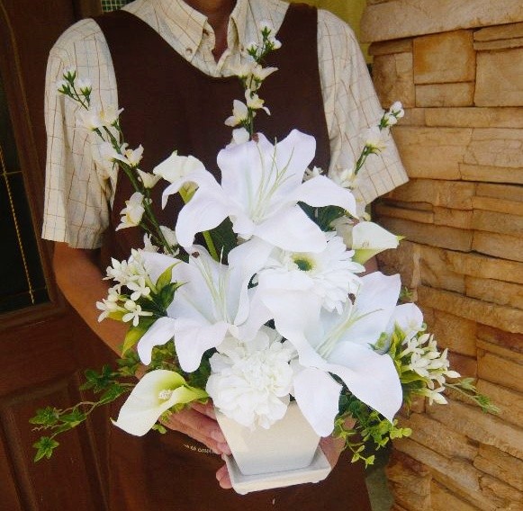 高級造花の仏花アレンジメント。水やり不要で長持ちします。枯れずにキレイな状態で咲き続けます。豪華でボリュームいっぱい仏花 造花 アレンジメント お供え 花 アレンジメント 送料無料【造花 仏花】【枯れない仏花】贈り物 法事 法要 命日 見舞いご仏前 一周忌 法要 喪 仏壇用 ユリ カサブランカ アレンジ 仏花 造花 お墓 お仏壇用 お花 仏壇用 お花 菊 榊 シルクフラワー お墓 