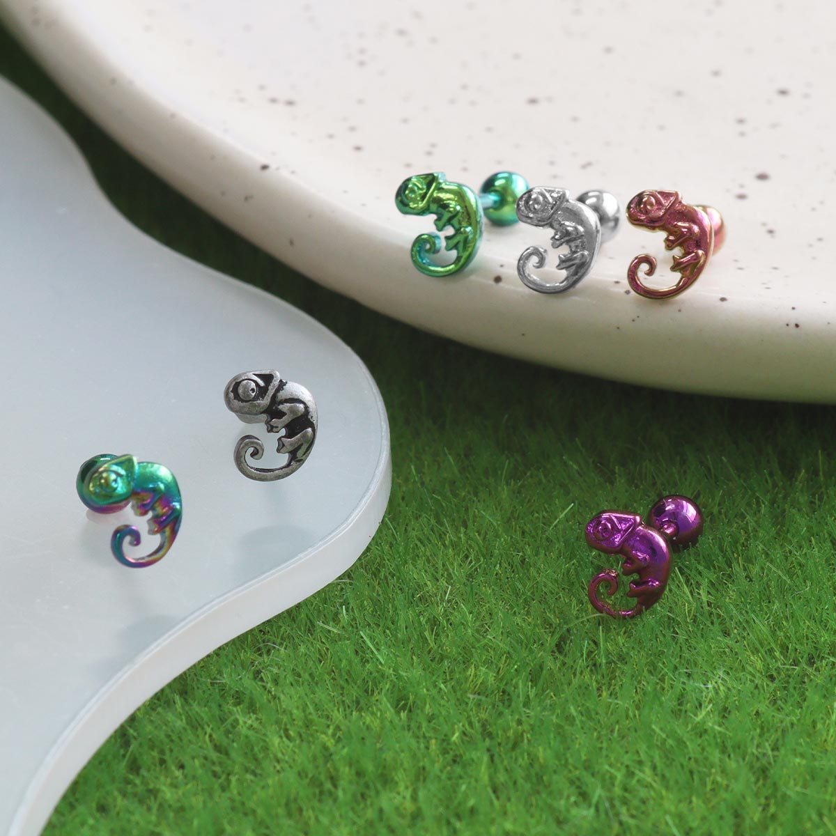 ちょこんとアクセントで目を惹くカメレオンモチーフ