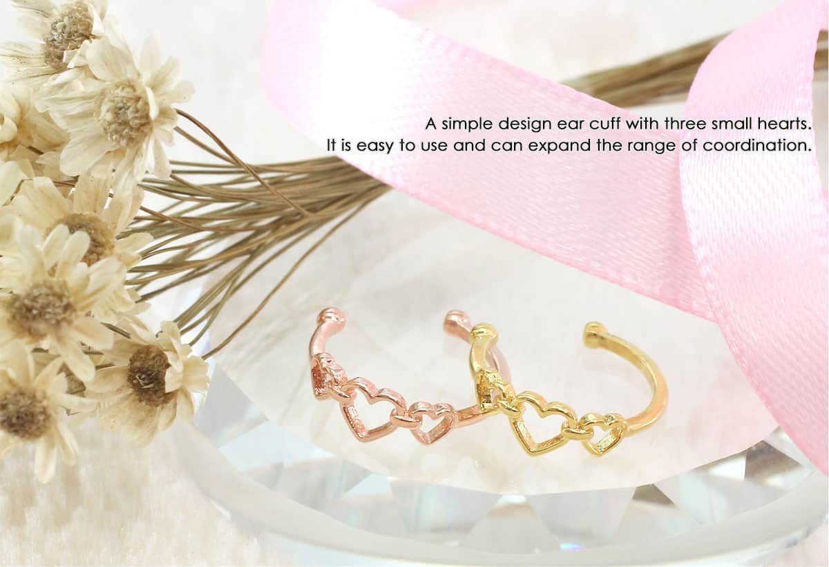 小ぶりのハートが3つ並んだシンプルなデザインのイヤーカフ。