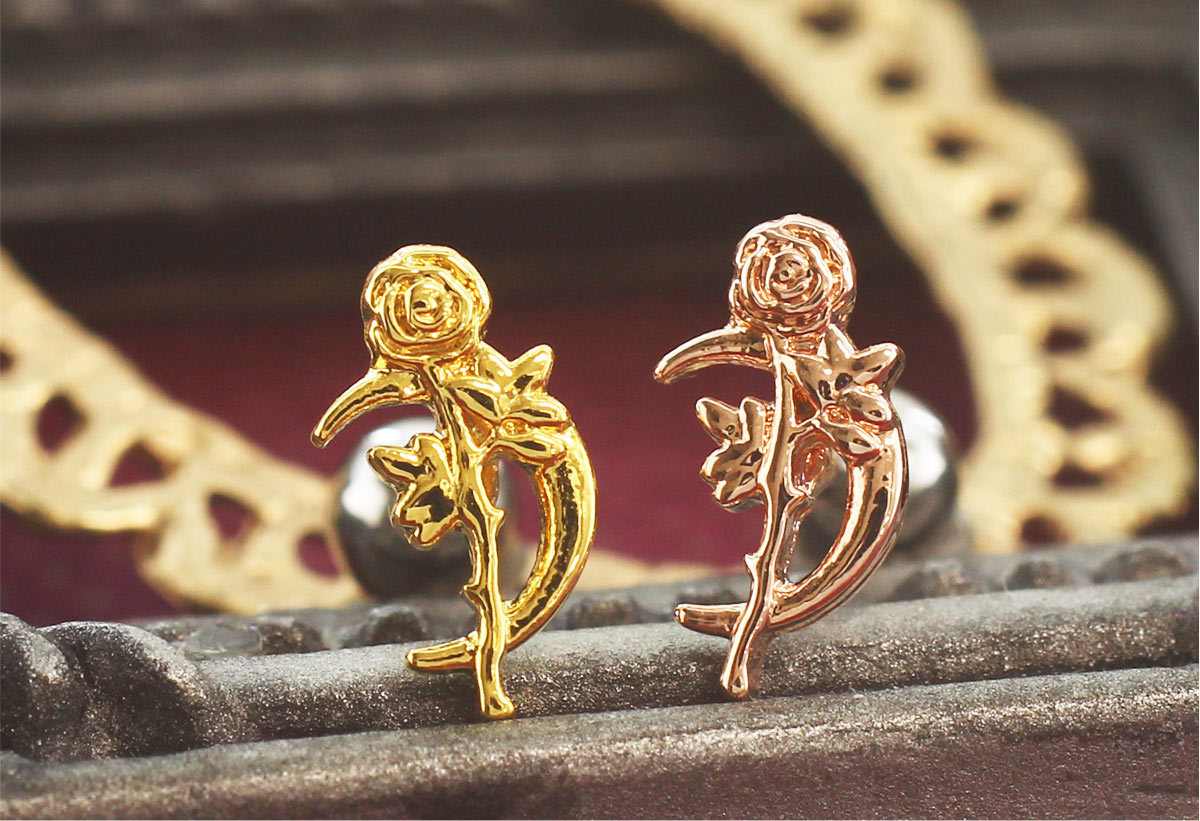 シンプルだけど印象的な三日月に繊細なバラのモチーフ。