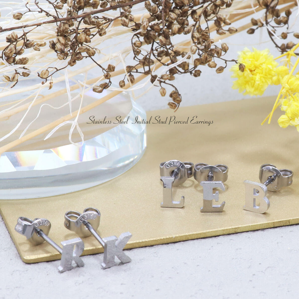 ROQUE (片耳用)金属アレルギー対応 ピアス イニシャル スタッド
