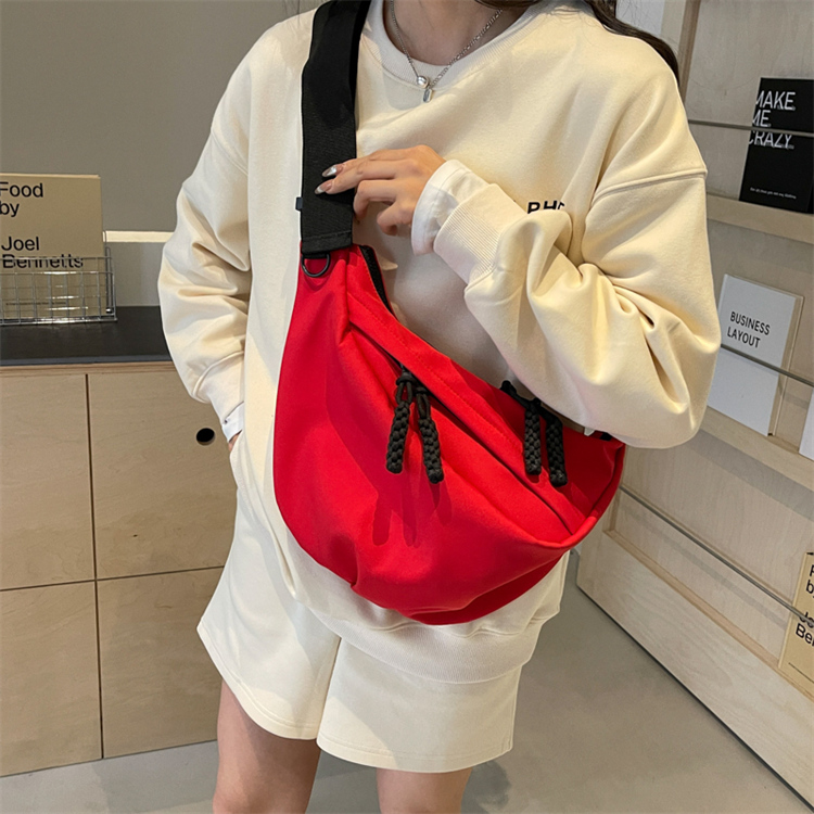 ショルダーバッグ レディース 軽い ポケット多い 三日月型バッグ 斜