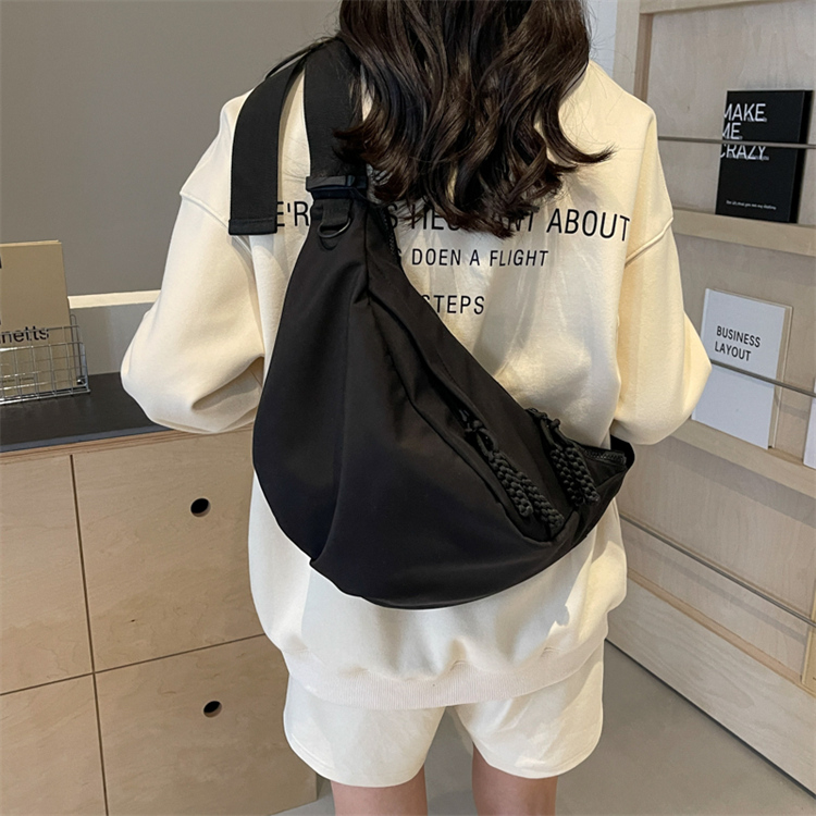 ショルダーバッグ レディース 軽い ポケット多い 三日月型バッグ 斜