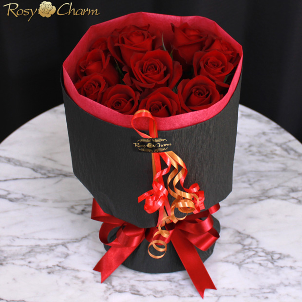 薔薇の花束｜ブラックラッピング・レッドリボン