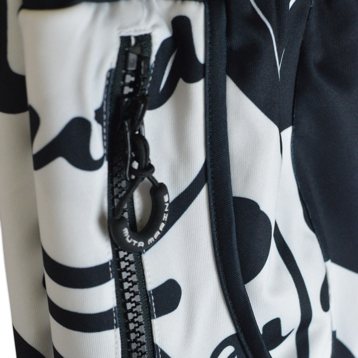 muta marine ベージュパンツ プリントロゴ muta marine ベージュパンツ プリントロゴ MOVEFIT®︎ ロング