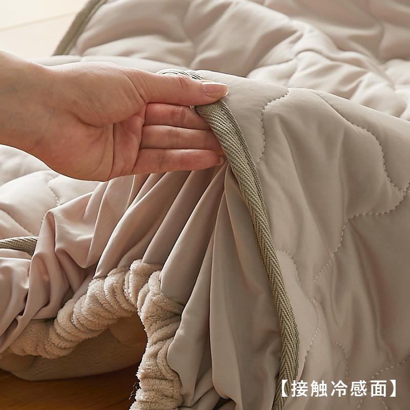 端を持ってる様子
