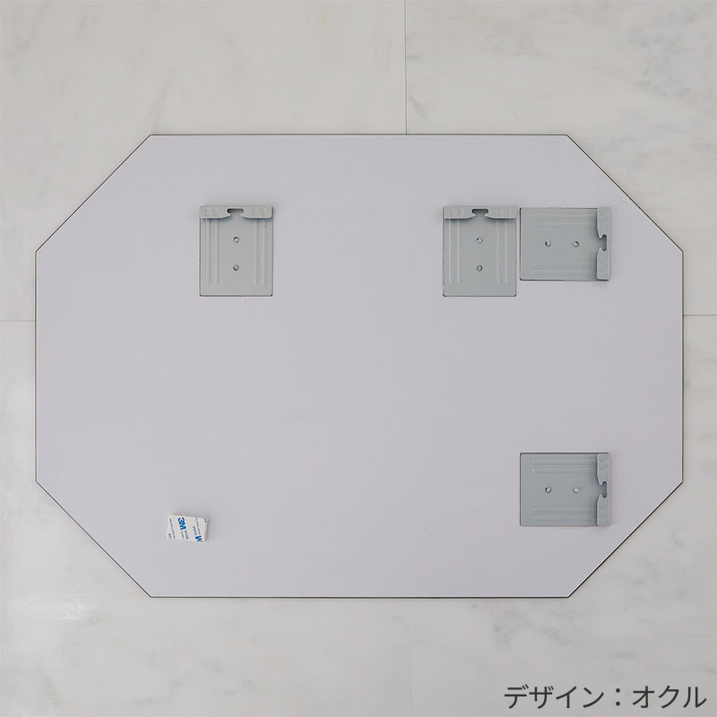 背面には壁掛け金具とスペーサー