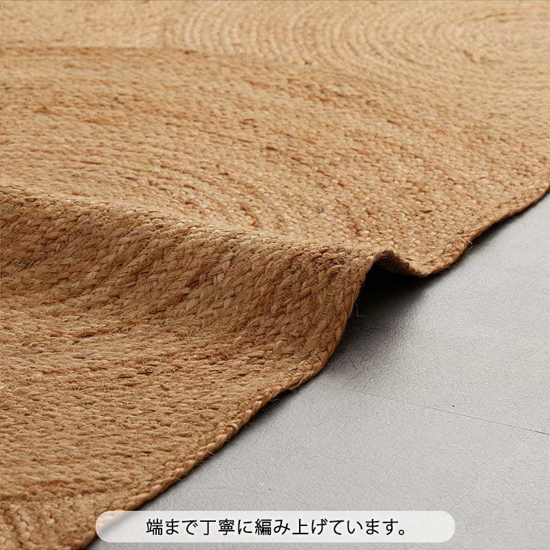 端まで丁寧に編み上げています。