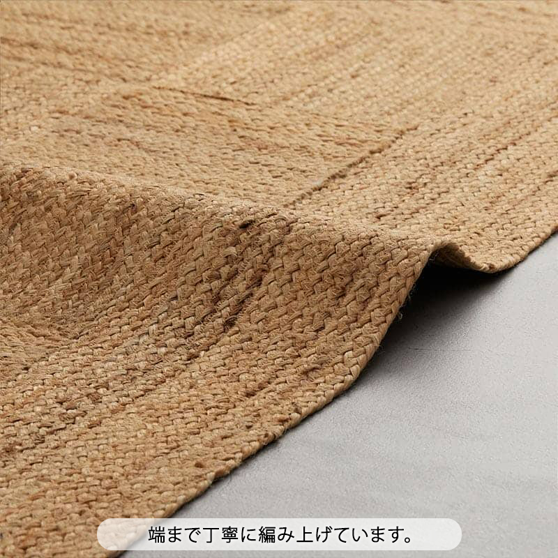 端まで丁寧に編み上げています。
