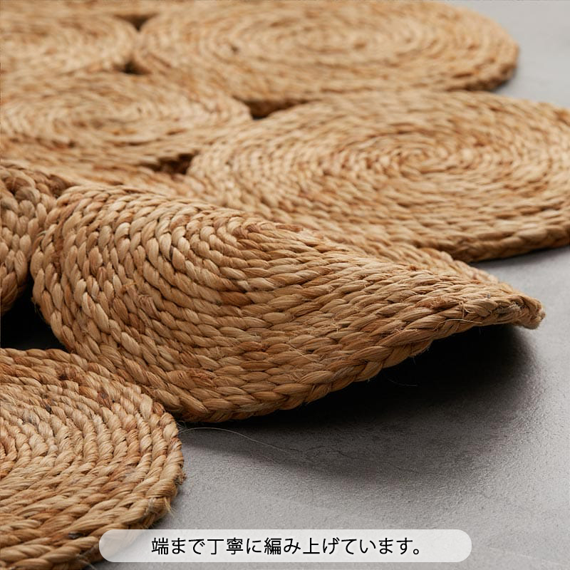 端まで丁寧に編み上げています。