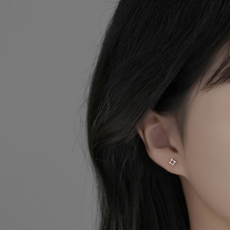 最高品質✨ハイクオリティ✨ 緑のトライアングル型ピアス ボディピアス バーアンドトライアングルピアス ストレート