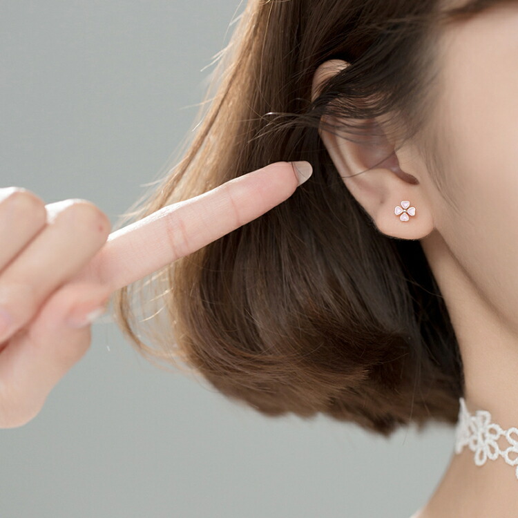 ピンクの四つ葉のクローバーピアス シルバー925 ピアス 金属
