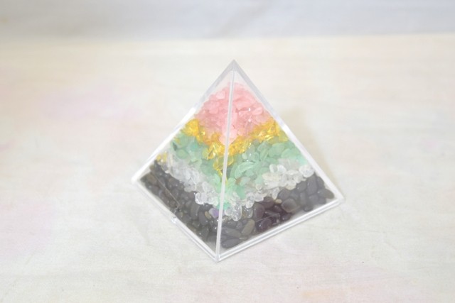 さざれ石 浄化 天然石チップ ピラミッド型ケース 6cm 選べる二