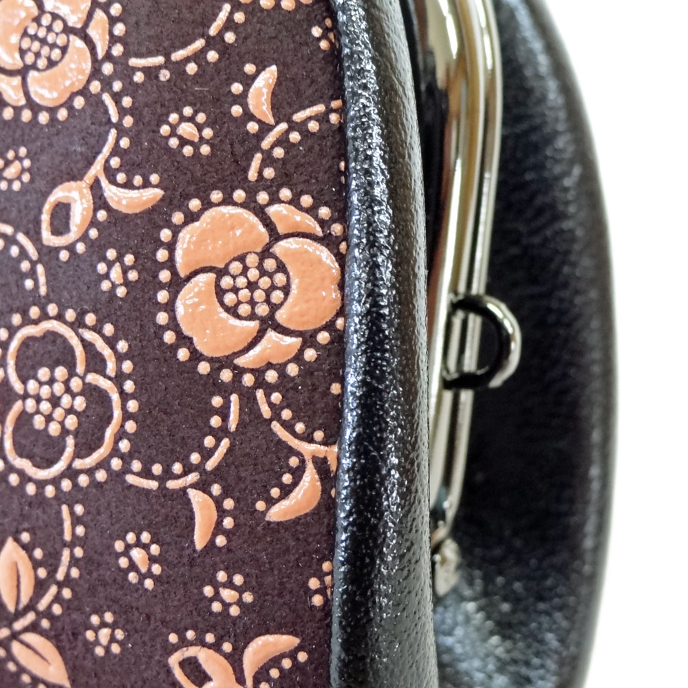 【外観美品】印傳屋　がま口　ハンドバッグ　B5収納　梅柄　鹿革　和装バッグ　漆塗 印傳屋 印伝 財布 がま口札入れ 1607 赤地鹿革 黒漆 椿柄 : 甲州