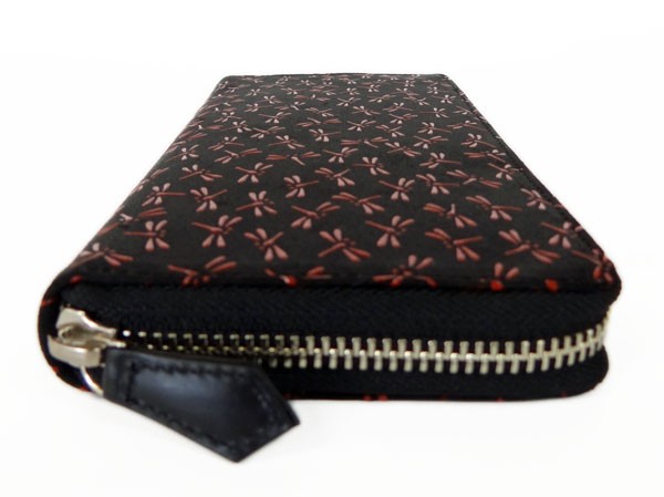 印傳屋（INDEN-YA） 印伝 長財布 束入 2111 黒地鹿革 赤漆 とんぼ柄