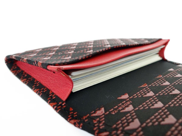 印傳屋（INDEN-YA） 印伝 名刺入れ 2804 黒地鹿革 赤漆 赤たかね