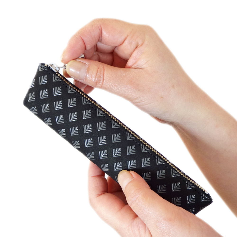 印傳屋（INDEN-YA） 印伝 ペンケースB 4608 黒地鹿革 グレー漆 若松菱