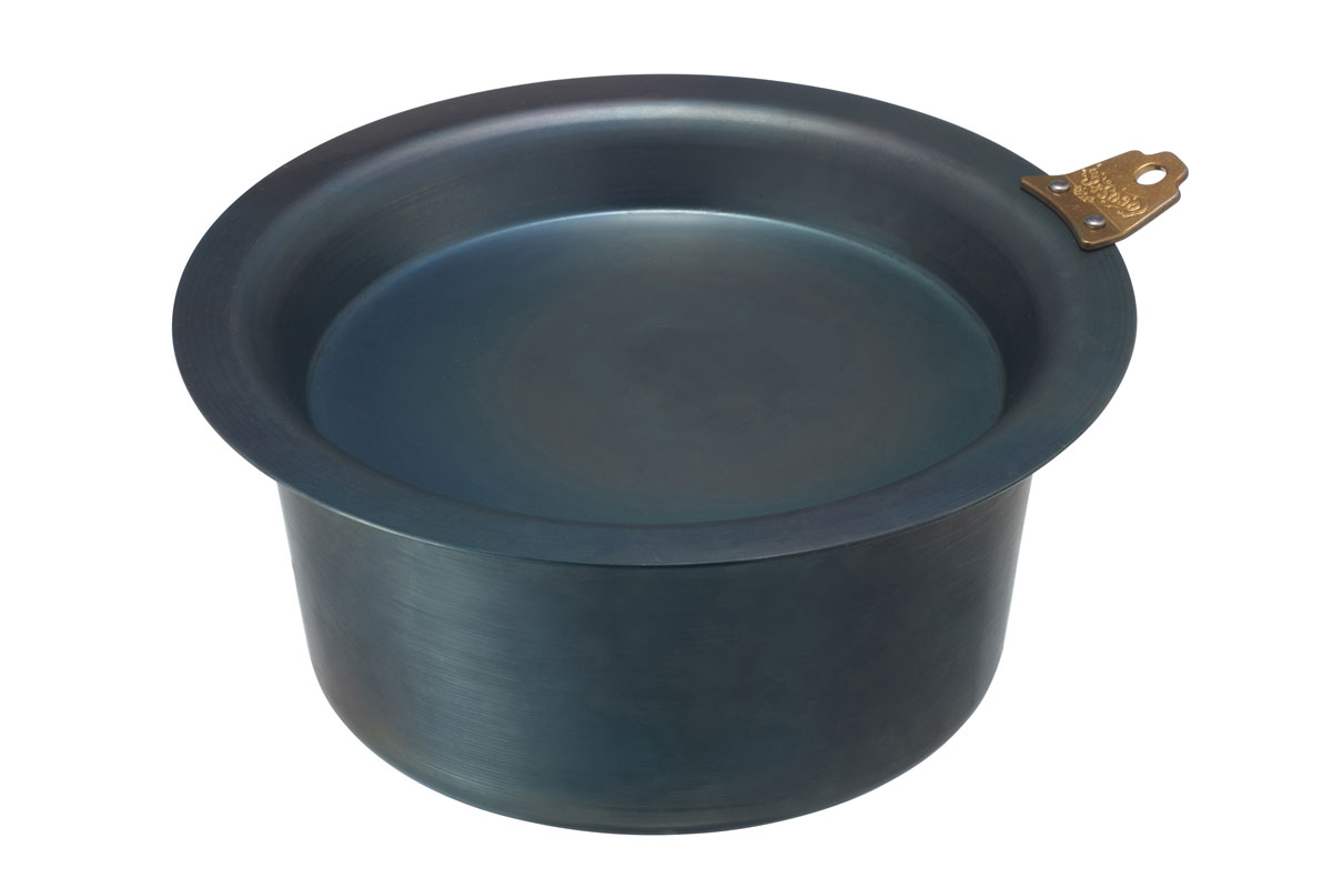 フライパン、オーブン皿、食器 としても使えるプレートフタ付き！ こだわりのヘラ絞り加工で ダッチオーブン料理もできる鉄鍋。